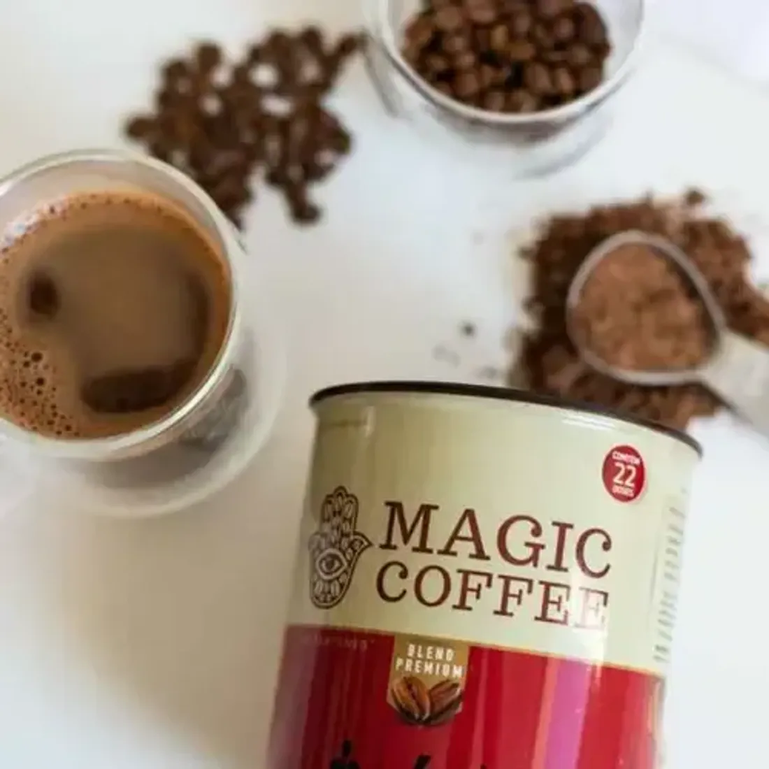 Lata do Magic Coffee em ensaio de produto