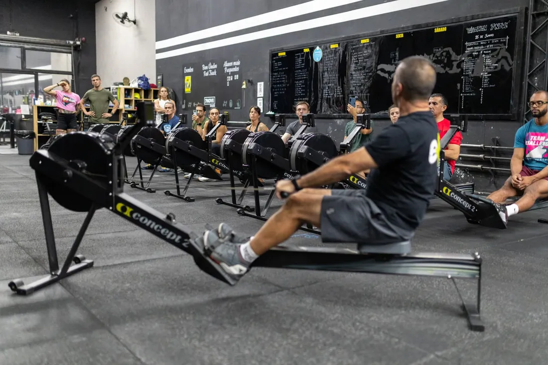 Workshop Endurance+: atletas em remoergômetros durante aula prática