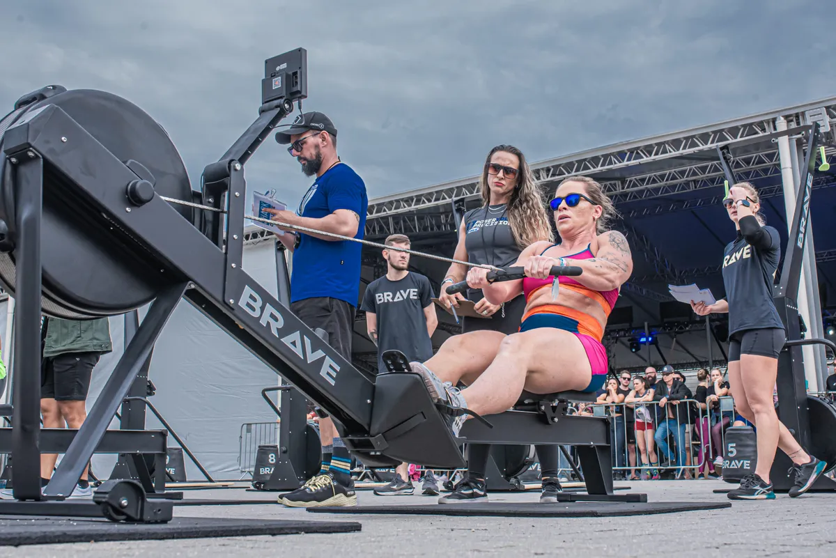 atleta em campeonato de CrossFit no remo ergômetro Brave Fitness