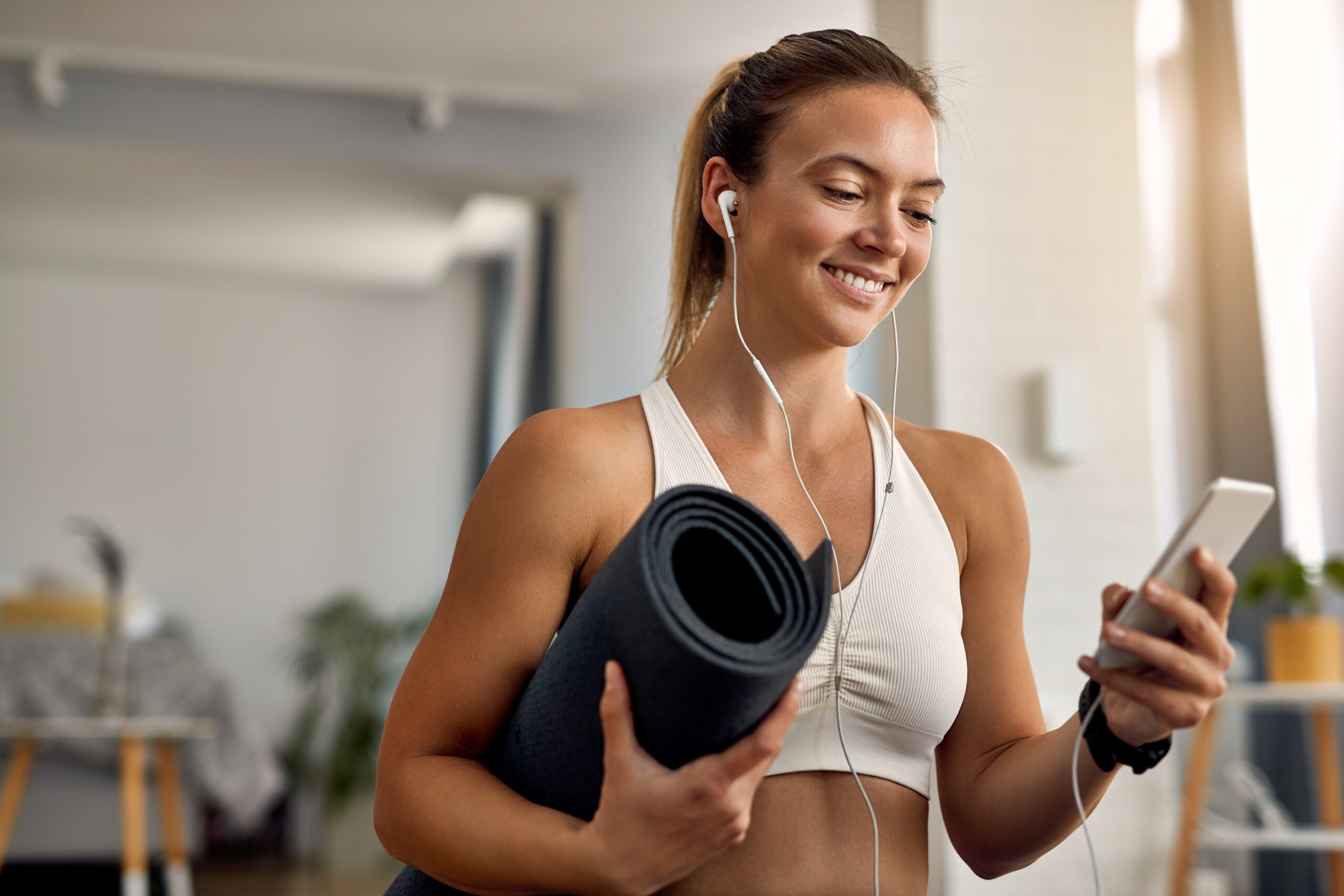 atleta feminina consumindo produto wellness no celular