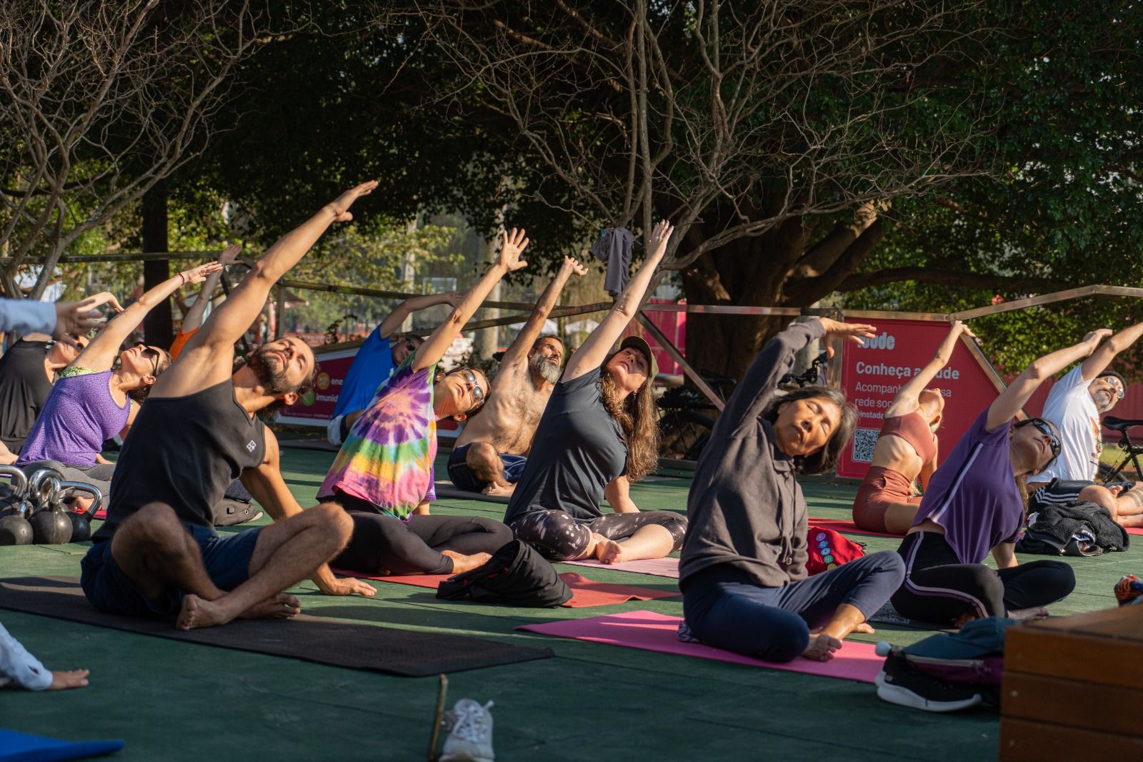 aula de yoga fitness ao ar livre no Parque Villa Lobos